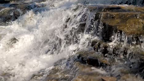 cacerola pequeña cascada a la izquierda cámara lenta