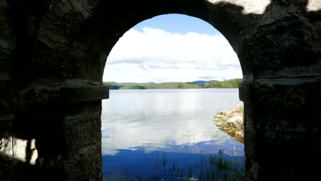lapso de tiempo de un paisaje acuático con reflejos en el agua