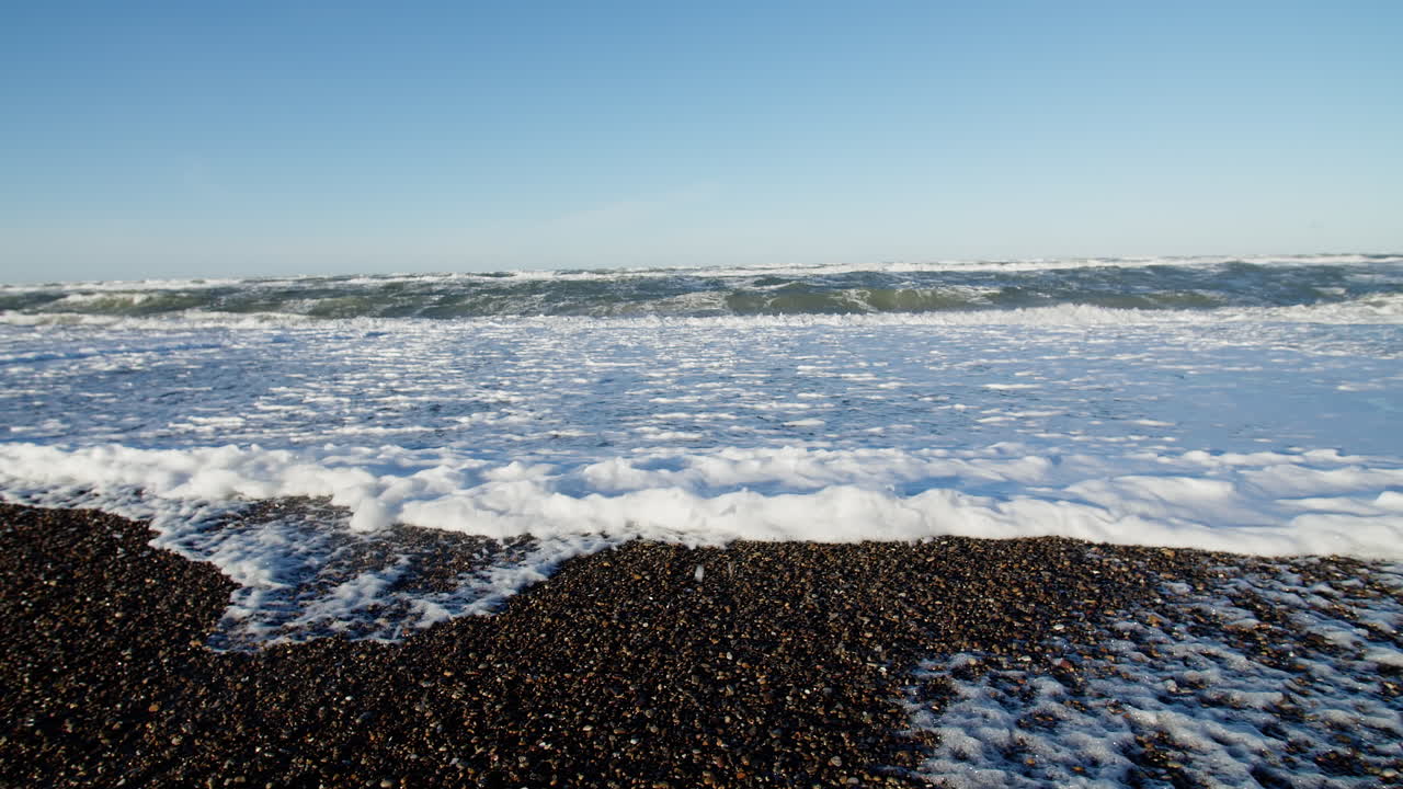 덴마크의 물결 모양의 해변 바다