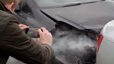 Hombre-Tomando-Una-Foto-De-Un-Accidente-Automovilístico-En-Un-Teléfono-Móvil