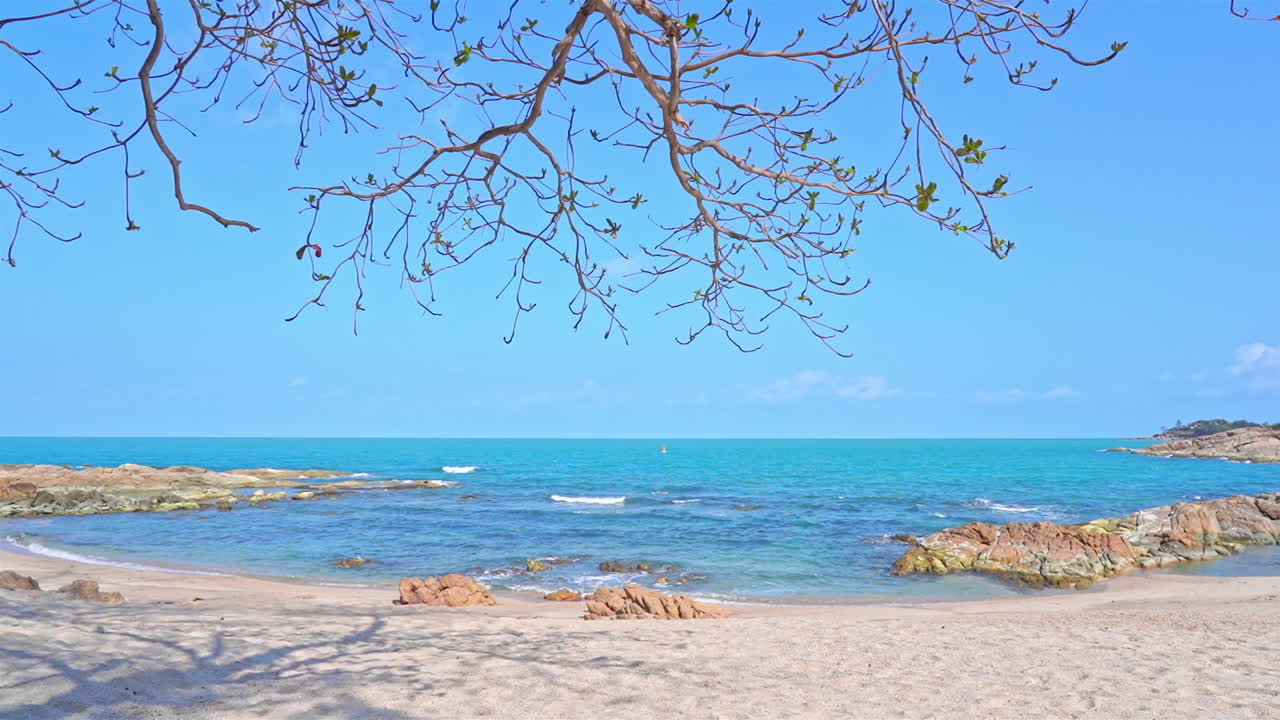 멕시코의 화창한 날 바위 해변