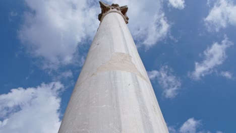 Antigua-Columna-De-Mármol-De-Las-Ruinas-De-La-Ciudad-De-Salamis-En-Chipre