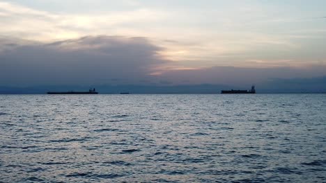 Zeitlupe-Des-Meeres-Und-Der-Frachtschiffe-Im-Hafen-Von-Thessaloniki,-Griechenland-Während-Des-Sonnenuntergangs