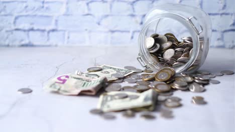 dinero en un frasco de vidrio