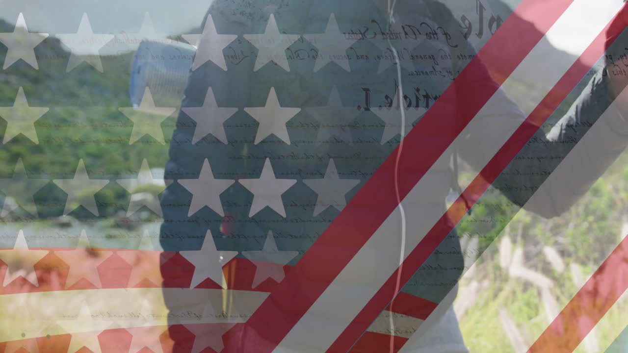 animación de la bandera estadounidense sobre una mujer biracial caminando por las montañas