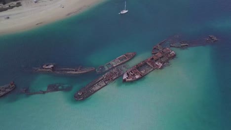 Volando-Sobre-Los-Naufragios-De-Tangalooma-Moreton-Island-Brisbane,-Australia