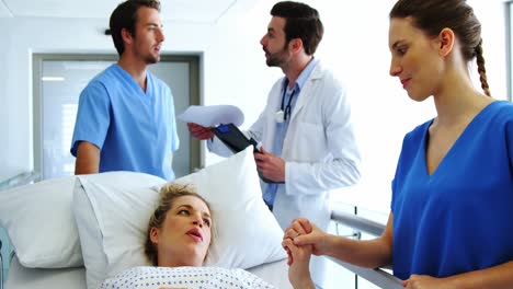 médico sosteniendo la mano de una mujer embarazada