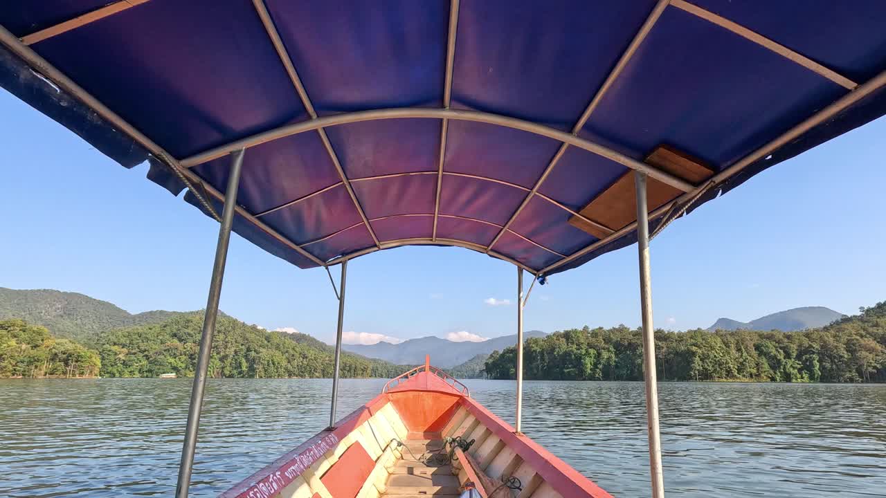 조용 하고 그림 같은 호수 를 가로질러 보트 여행