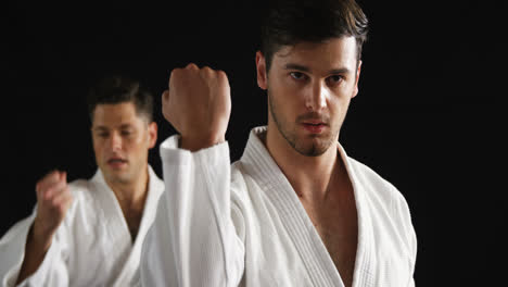 hombres practicando karate