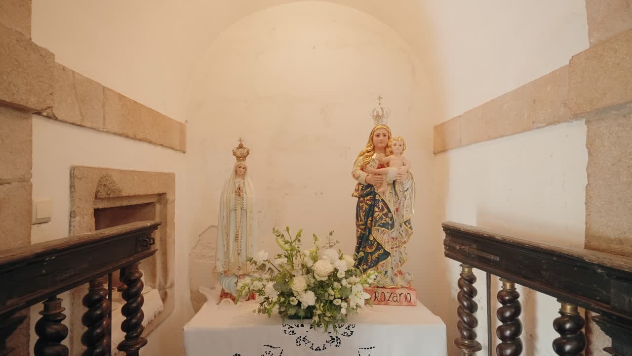 Религиозные статуи Девы Марии с младенцем Иисусом, выставленные на алтаре церкви