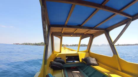 Barco-De-Pesca-En-La-Isla-Gili,-Indonesia,-Acunado-Por-El-Mar.