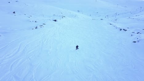 vista aérea de un esquiador en una ladera de montaña nevada