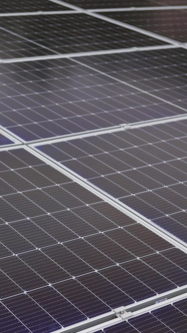 Un primo piano di pannelli solari che mostra la tecnologia dell'energia rinnovabile e dell'energia sostenibile