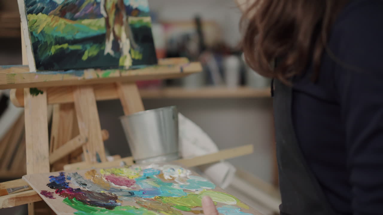 pintor pintando en un estudio de arte