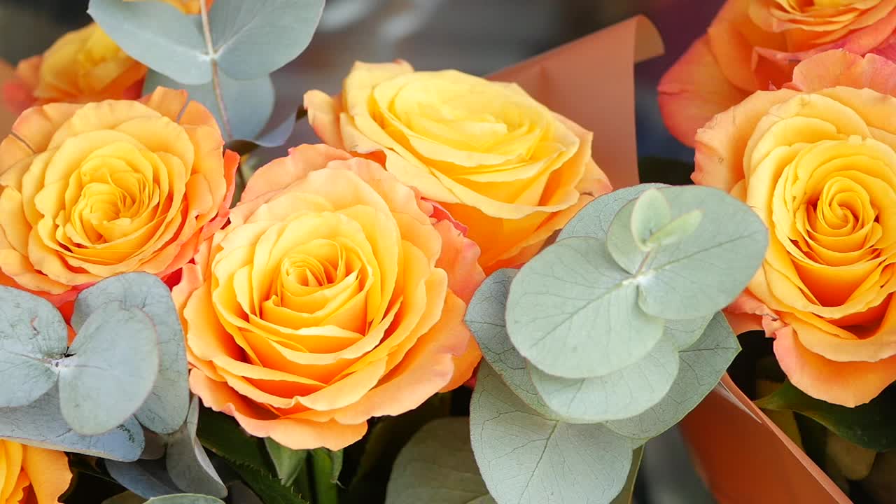 hermoso ramo de rosas naranja y amarilla con eucalipto
