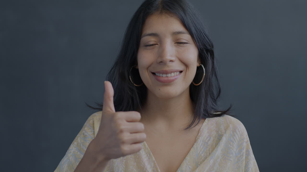 mujer dando pulgares hacia arriba