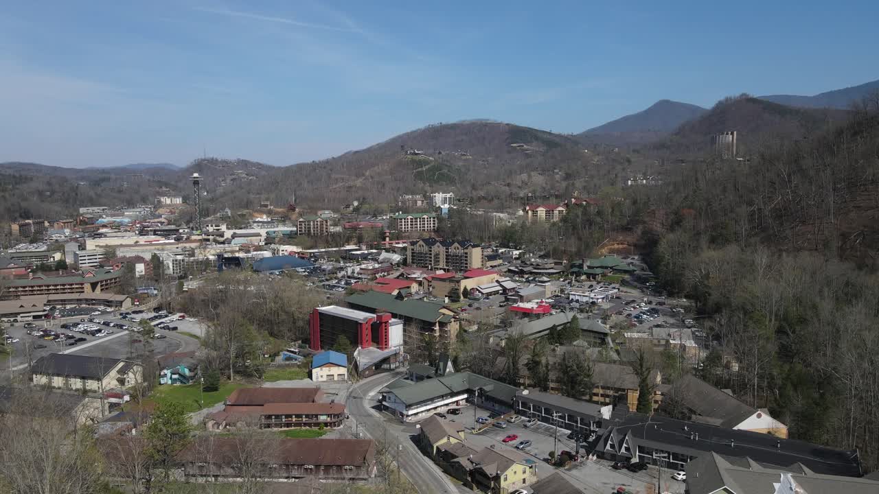 vista aérea de gatlinburg, tennessee, con montañas humeantes en el fondo