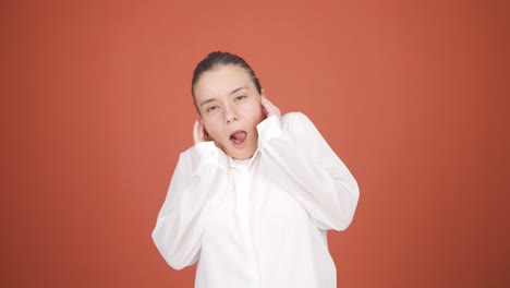 카메라를 보는 여성의 반응에 대한 두려움. 겁쟁이 여성.
