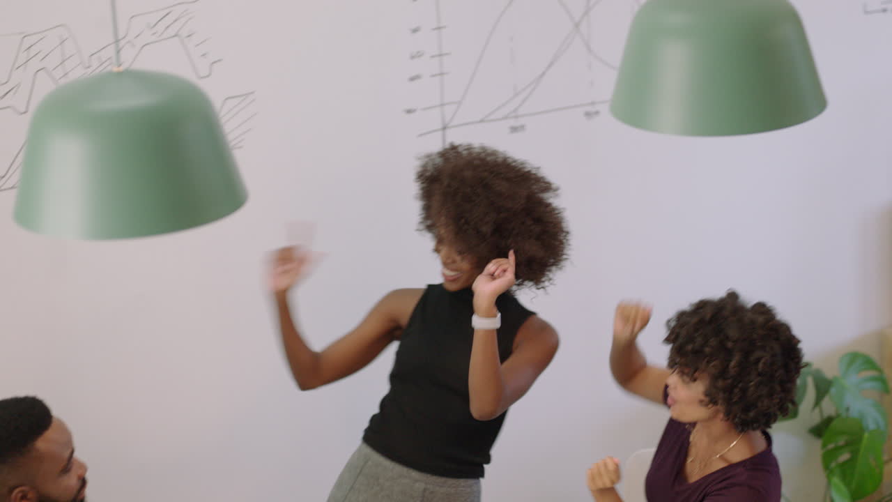 hombres de negocios negros exitosos celebrando el éxito disfrutando de la victoria corporativa presentación líder del equipo mujer emocionada bailando divertido en la sala de juntas reunión vista superior