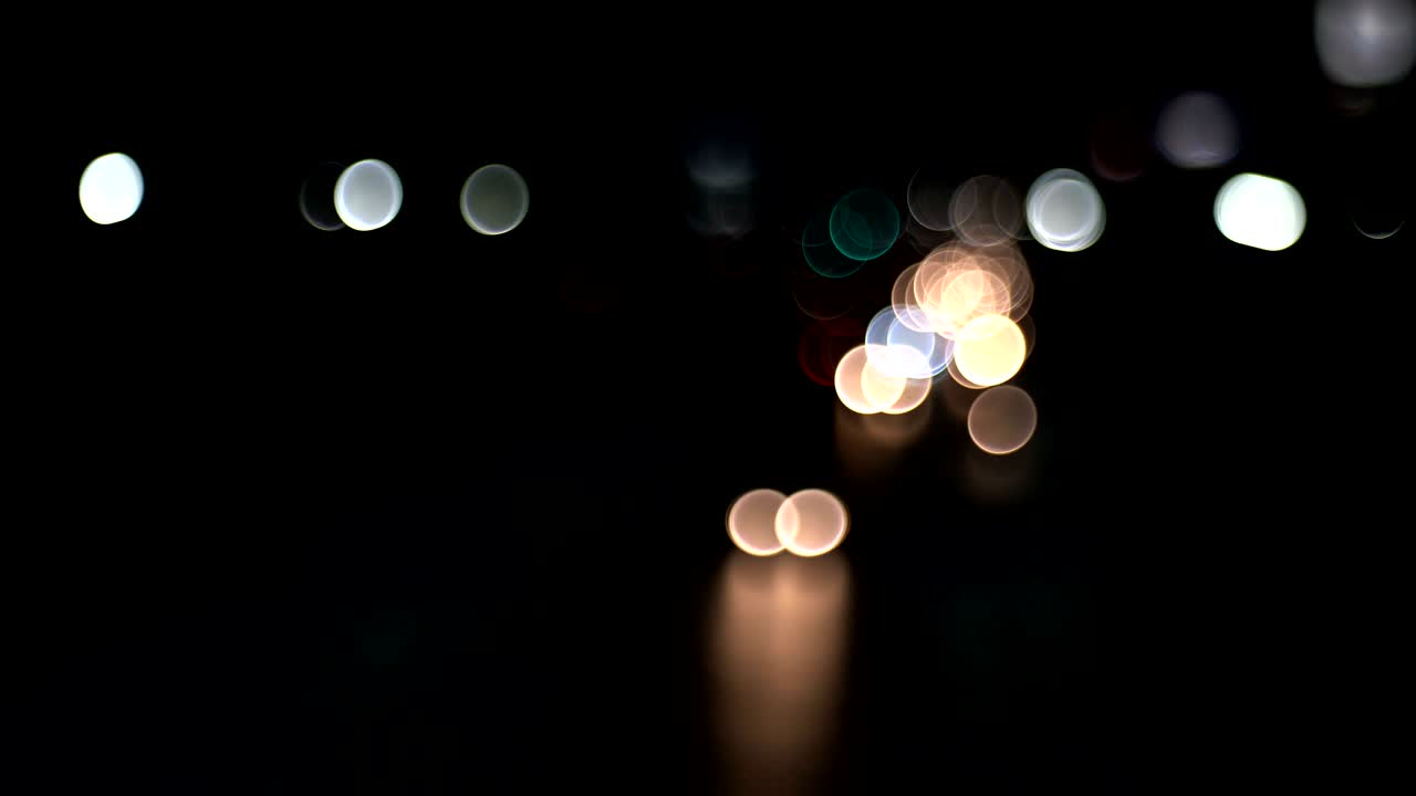 밤에 방 거리에서 교통을 운전하는 불분명하고 흐릿한 자동차, 높은 소음과 아름다운 보케.