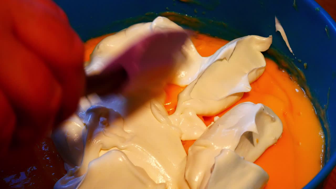 alisado de crema batida de leche blanca suave topping sobre cremoso flan dorado bagatela de jerez de cerca