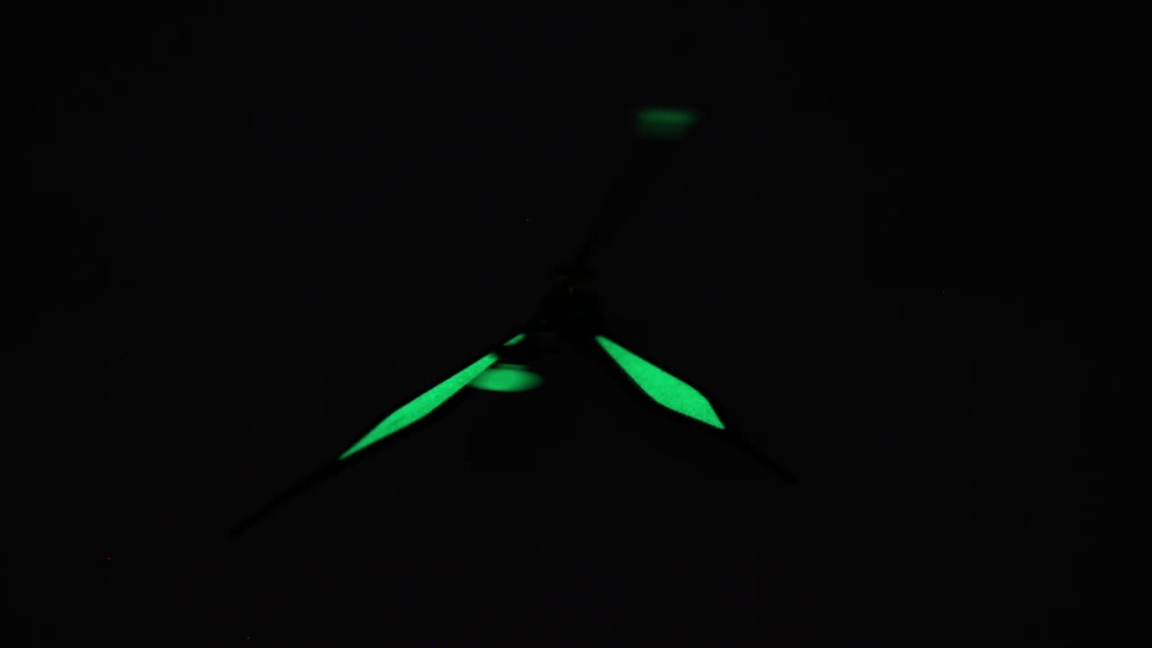 flechas de reloj luminosas en la oscuridad