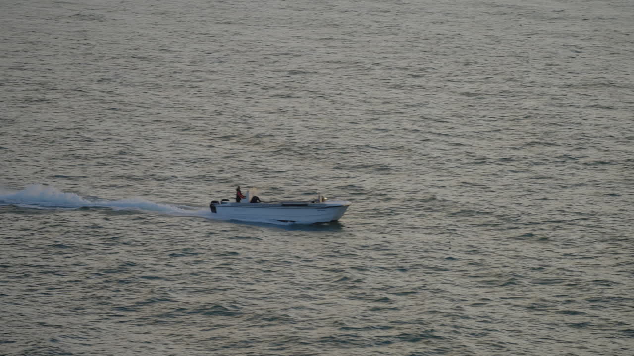 바다 위의 스피드 보트