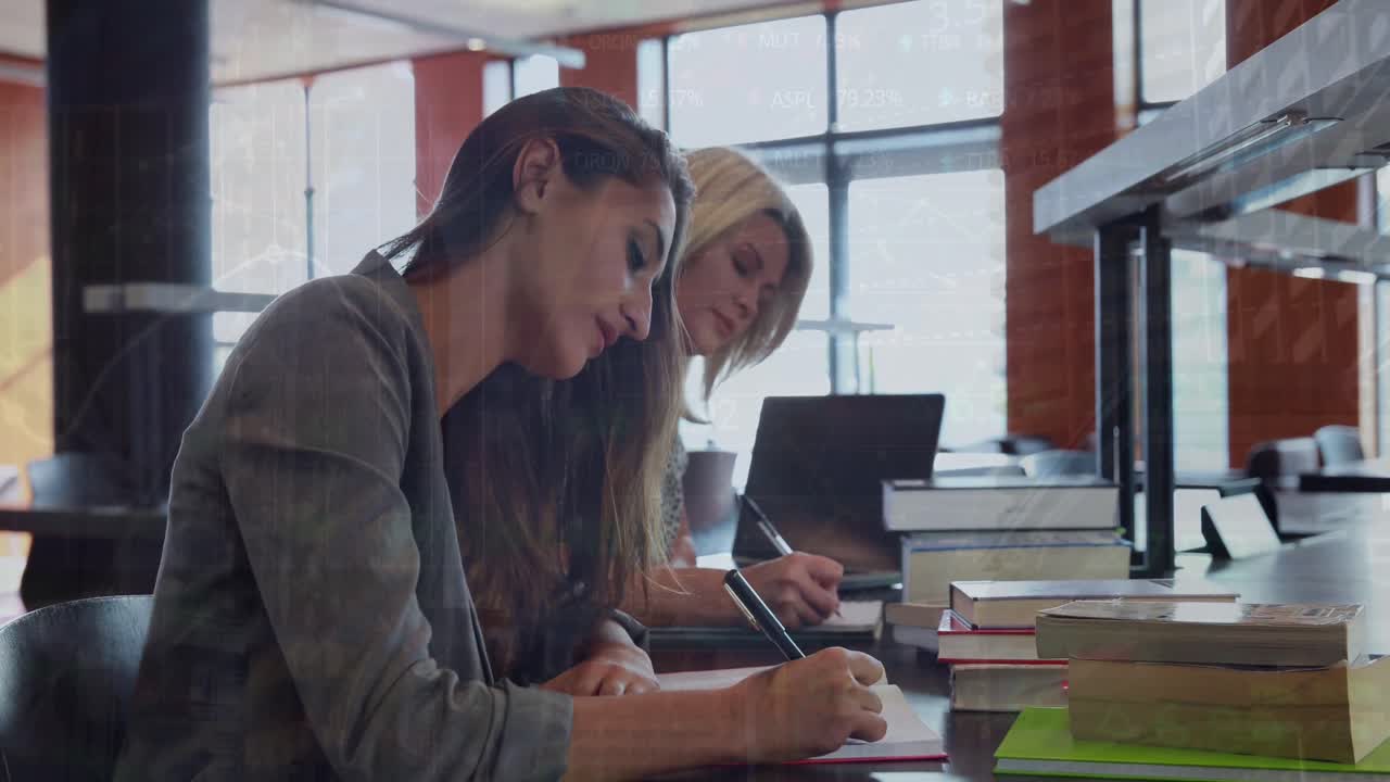 animación de tablero de negociación y gráficos sobre maestros caucásicos escribiendo en libros en el escritorio de la escuela