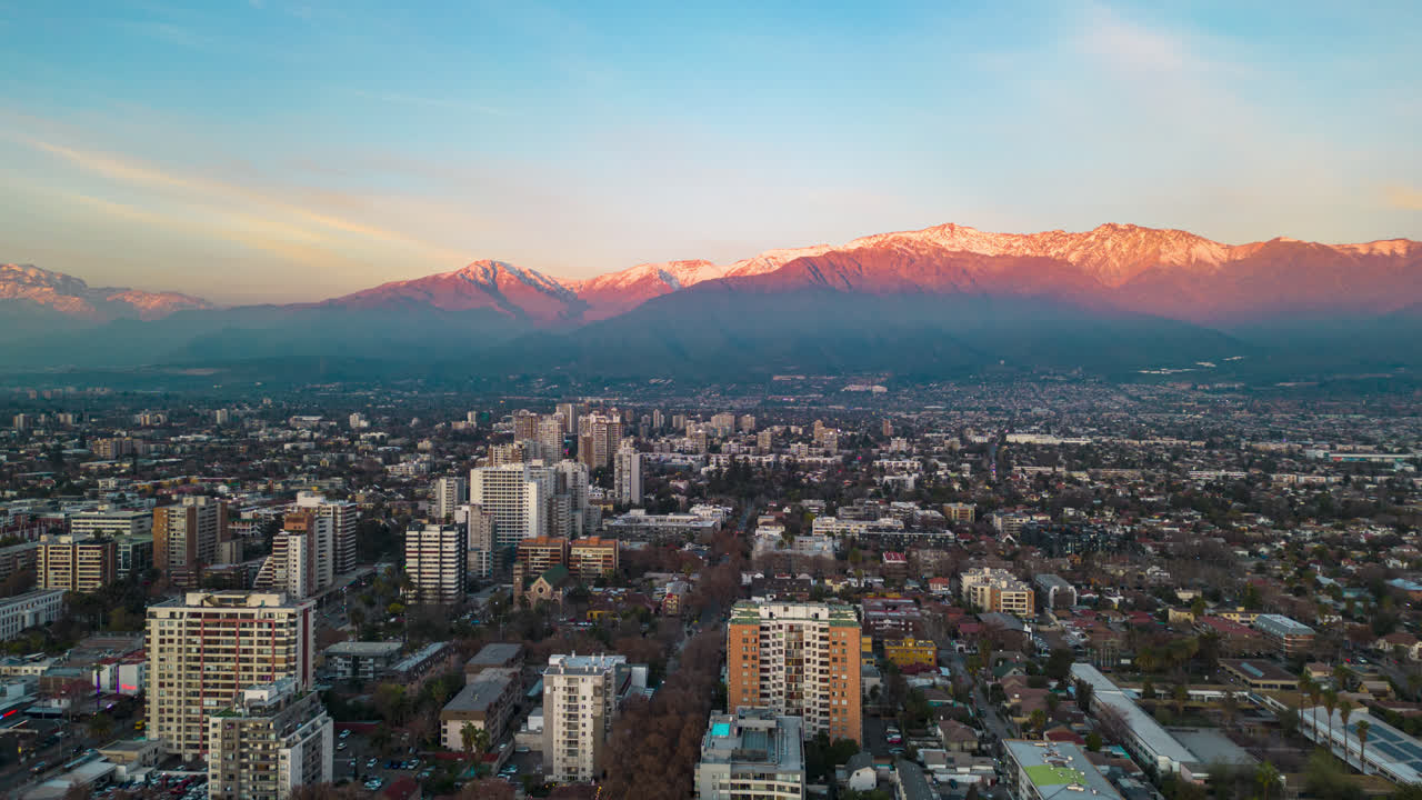 Drone Time Lapse Montagne della Cordigliera delle Ande Providencia Santiago Cile