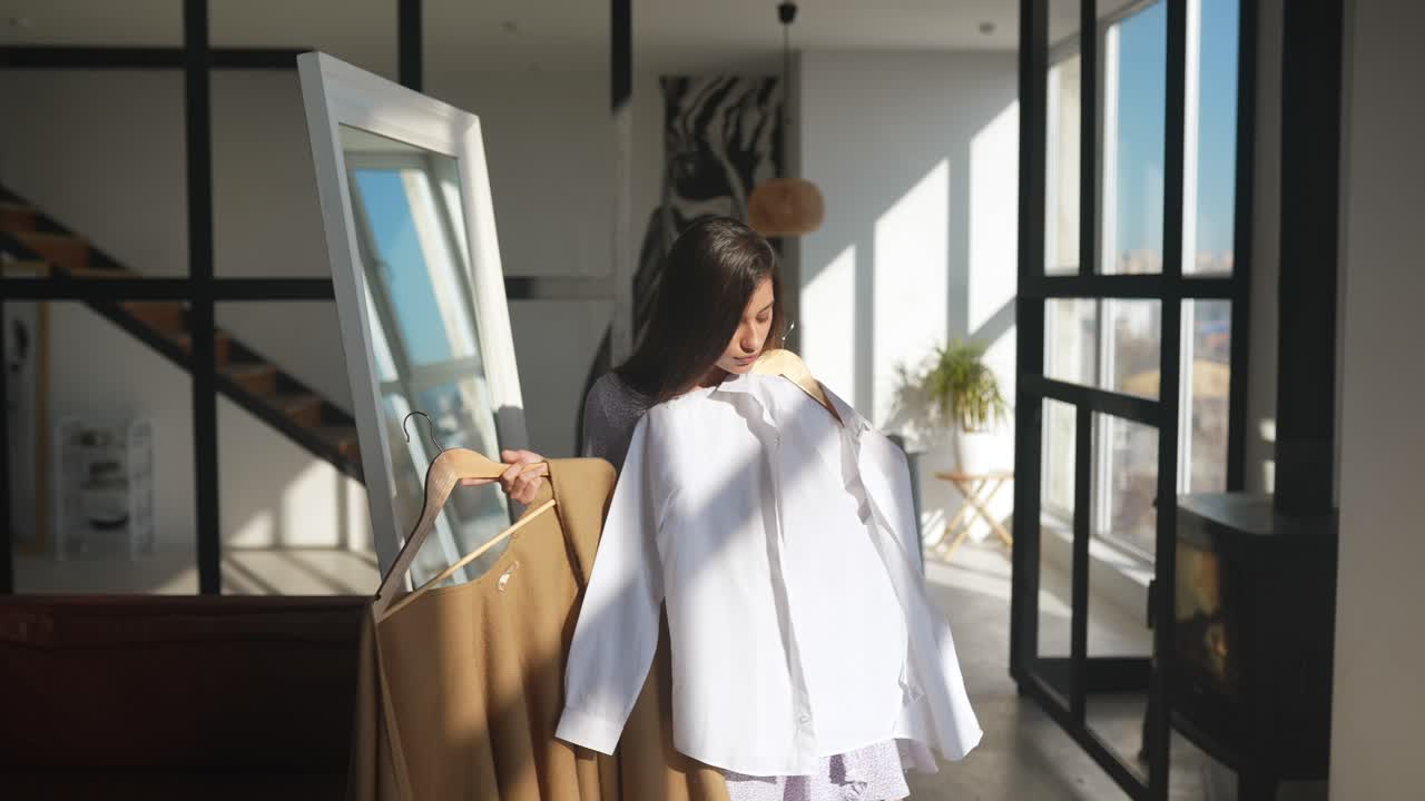 집 에서 옷 을 시도 하는 여자