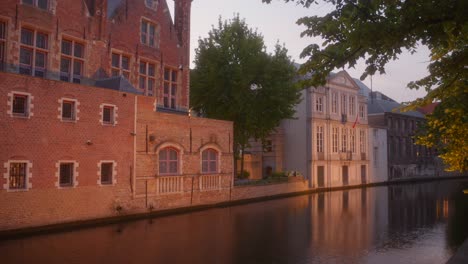 Fachada-Exterior-De-Arquitecturas-En-El-Canal-Durante-La-Noche-En-Brujas,-Bélgica