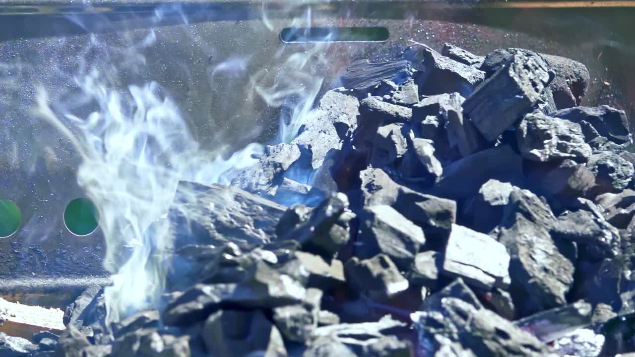 슬로우 모션 바베큐 숯 클로즈업