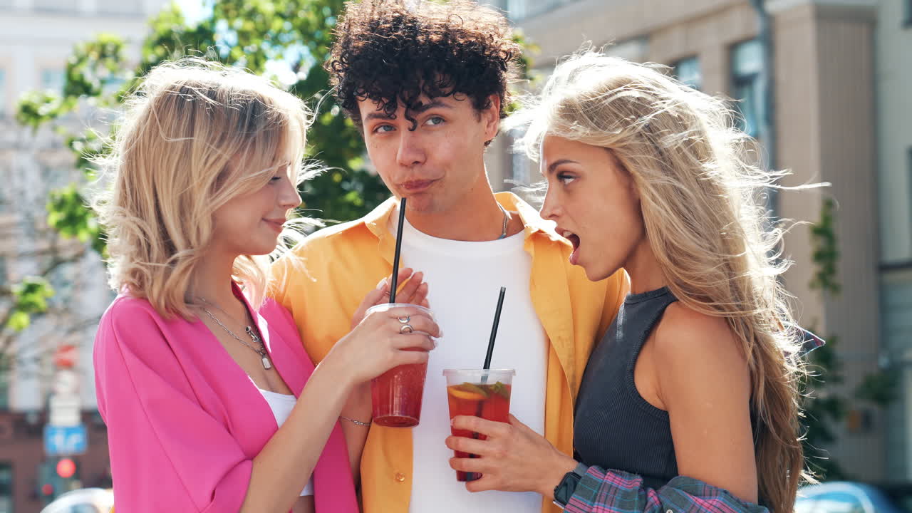 amigos disfrutando de bebidas al aire libre