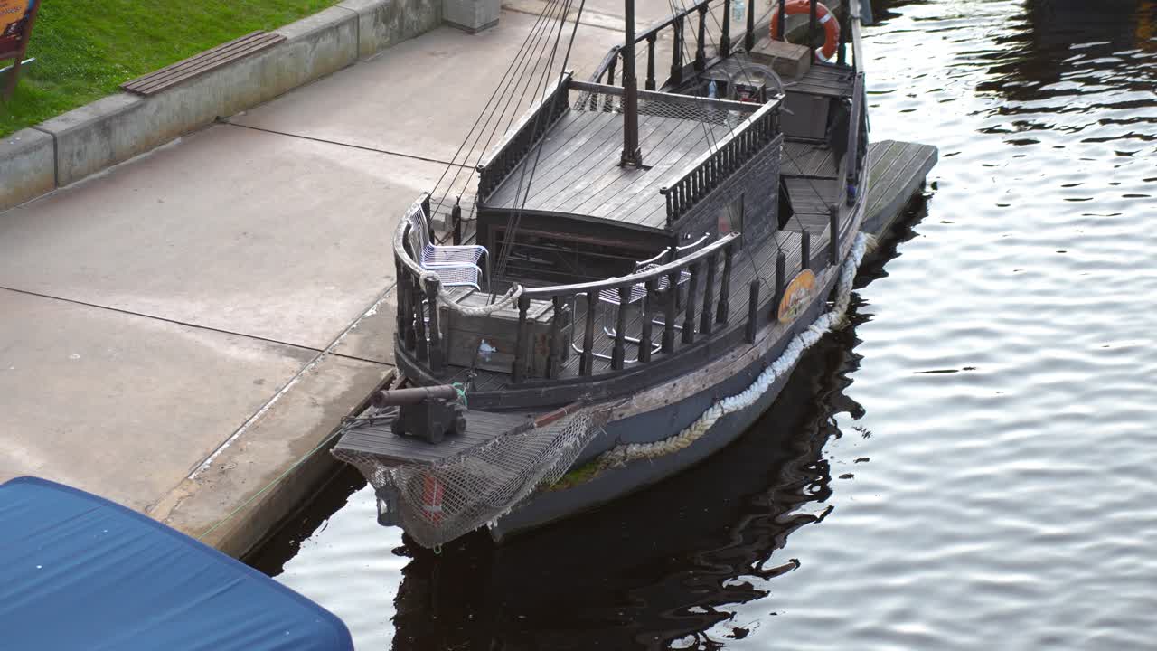항구에 정박해 있는 해적 관광선의 정적 샷, 고요한 장면 - 슬로우 모션