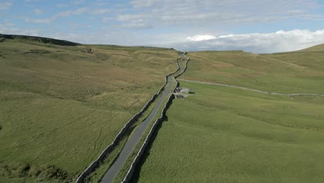 Una-Vista-Aérea-De-Cam-Gill-Road-En-Los-Valles-De-Yorkshire-En-Una-Soleada-Tarde-De-Verano,-Englenad,-Reino-Unido