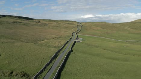 una vista aérea de cam gill road en los valles de yorkshire en una soleada noche de verano, inglaterra, reino unido