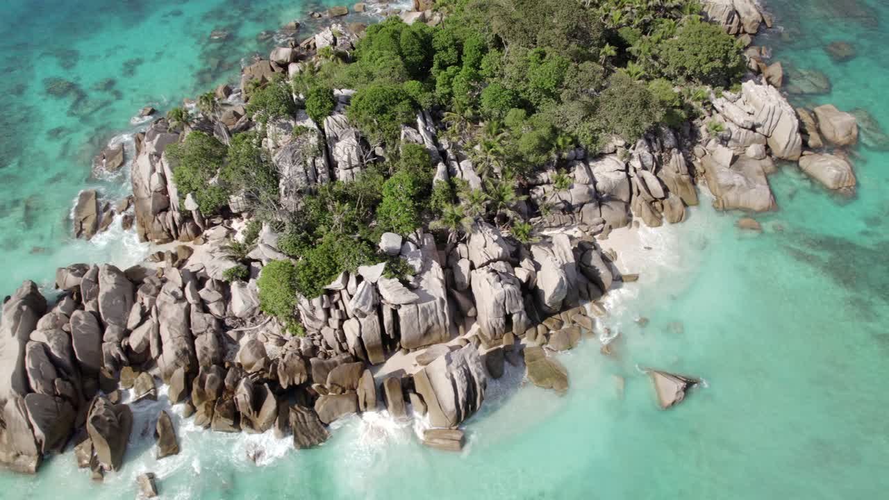 Drone berputar pandangan mata burung Pulau Cocos, katamaran yang berlabuh dan yacht mewah, alam yang subur tak tersentuh, batu granit, air biru kehijauan yang jernih, Seychelles 006 30fps.