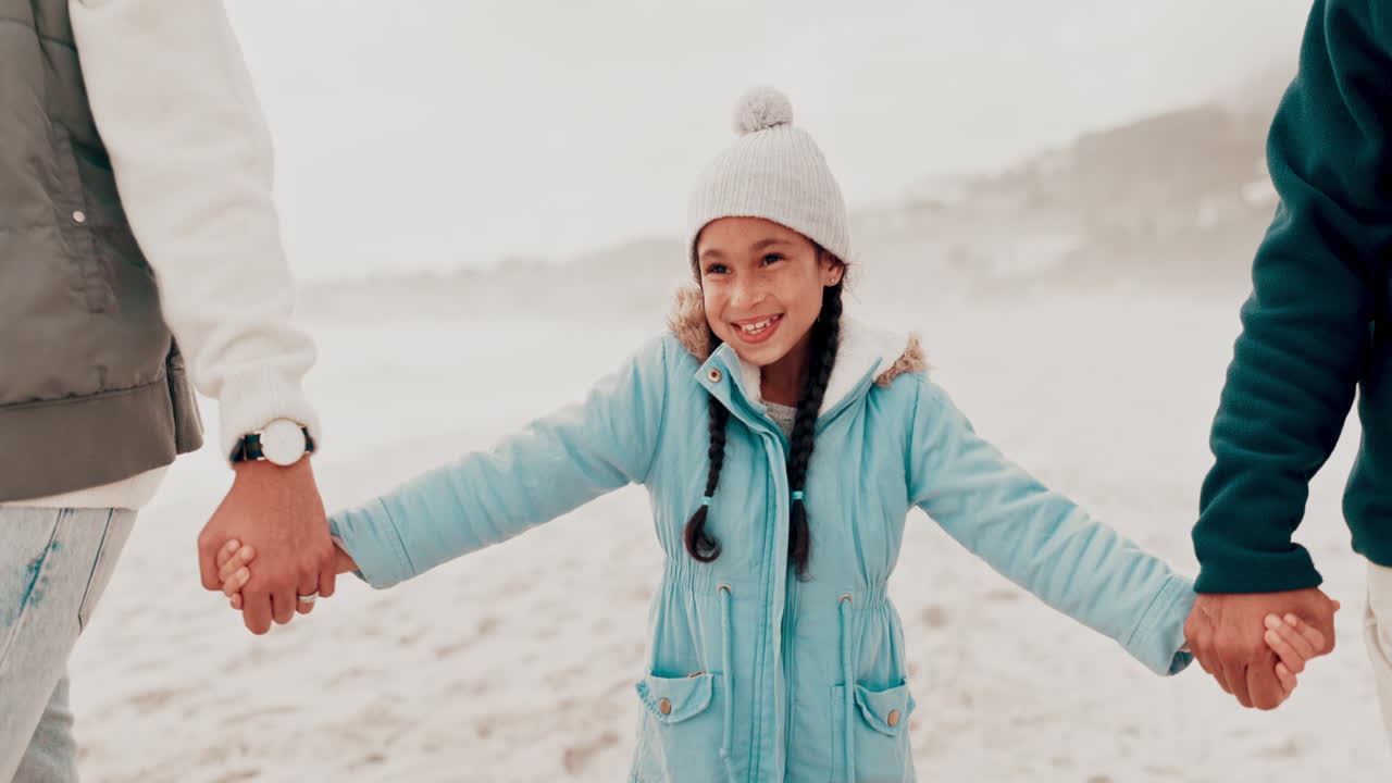 가족 겨울 해변 산책