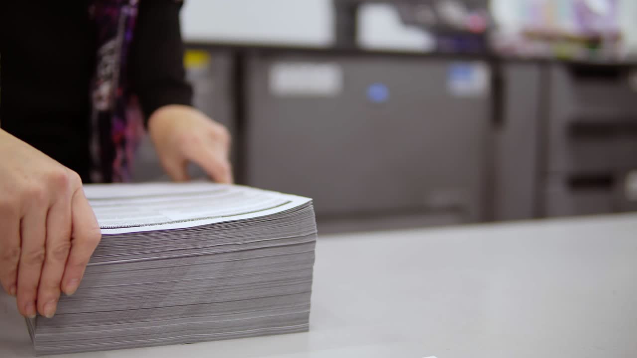 the employee works on printing house