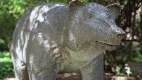 Eine-Bärenstatue-Im-Park-An-Einem-Sonnigen-Tag