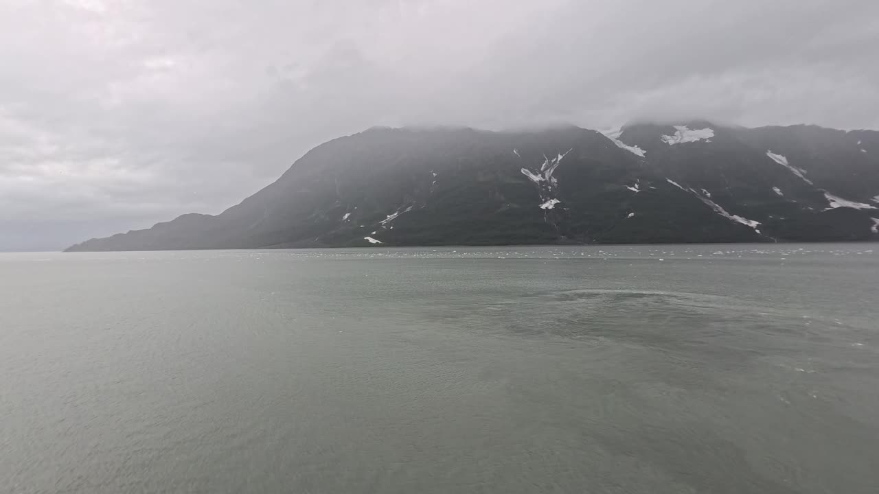 Näkymiä Hubbardin jäätiköltä Disenchantment Bay -lahdelle Alaskassa.