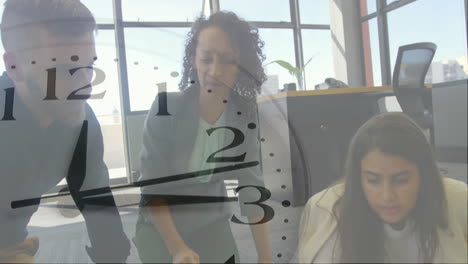 animación de reloj moviéndose sobre diversos colegas discutiendo el trabajo