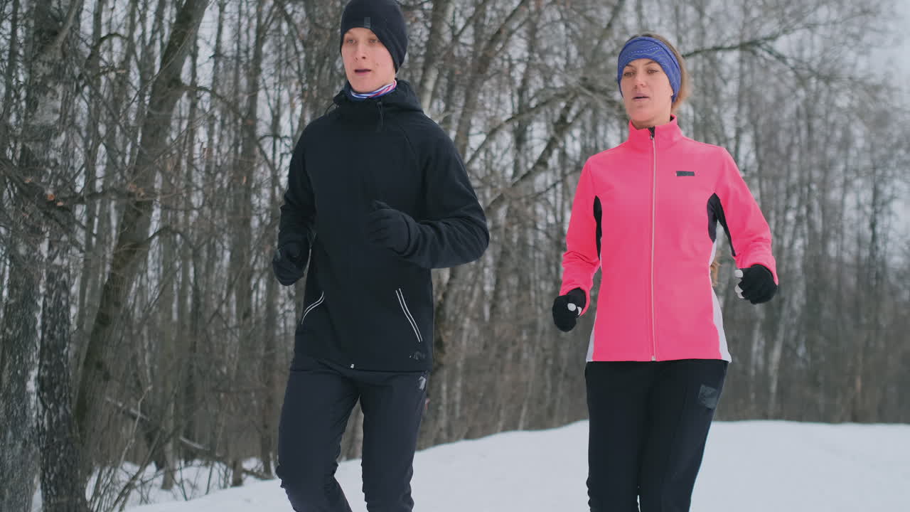 행복한 젊은 커플은 아침 저녁으로 공원에서 조깅을 하며 결혼했습니다.