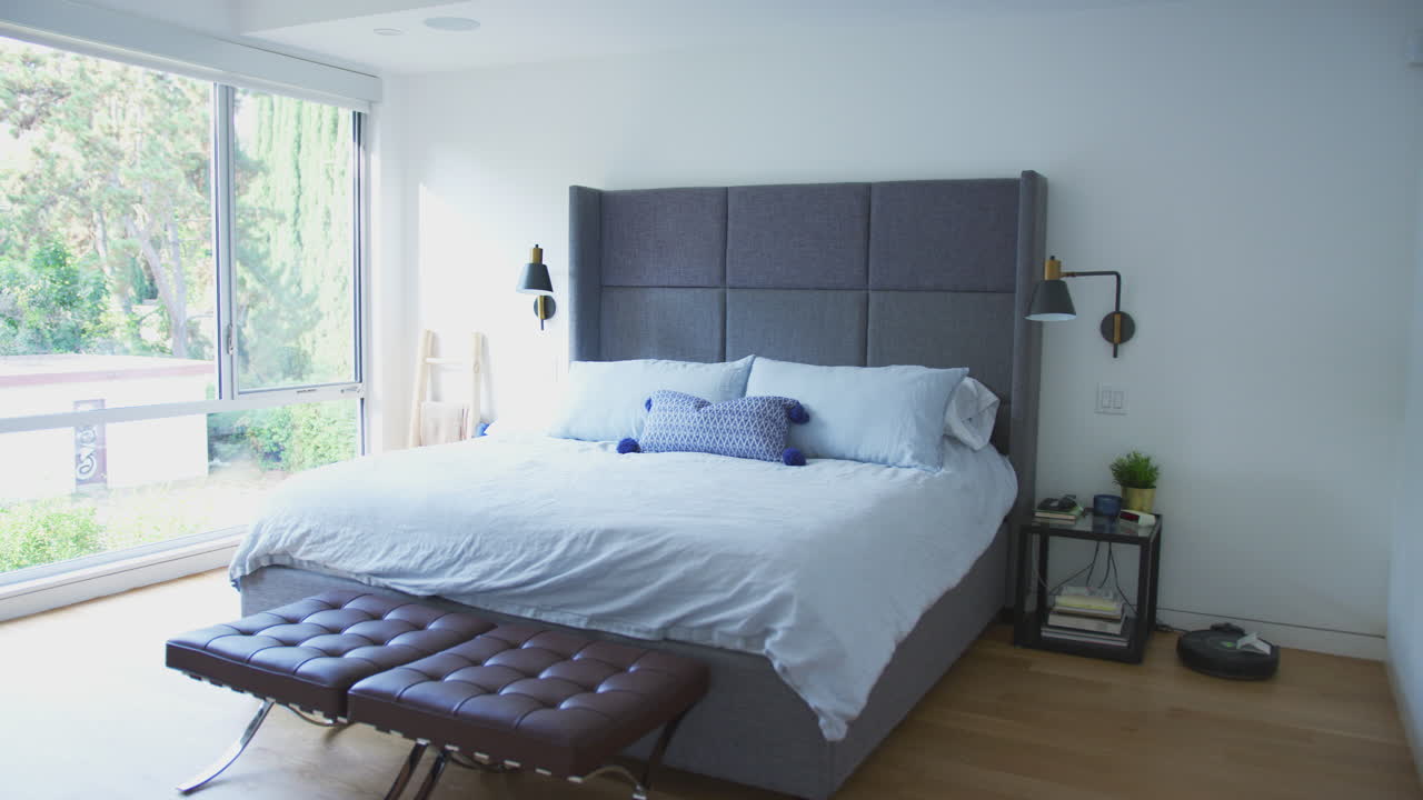 새로운 가족 집에서 부드러운 가구와 함께 아름다운 침실의 내부 전망