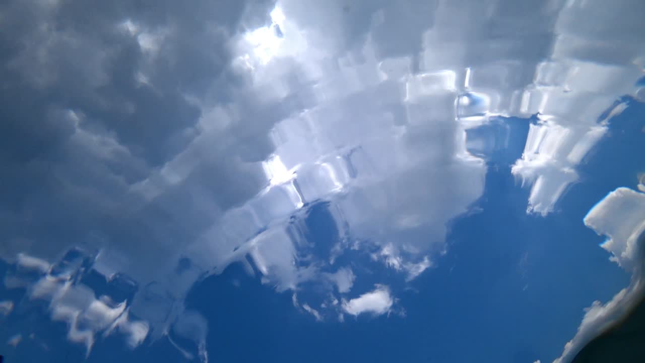 물 에서 하늘과 구름을 볼 수 있습니다.