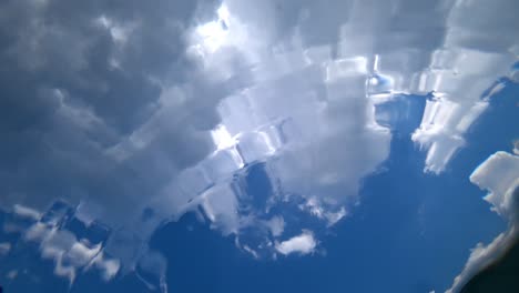 vista del cielo y las nubes desde debajo del agua.
