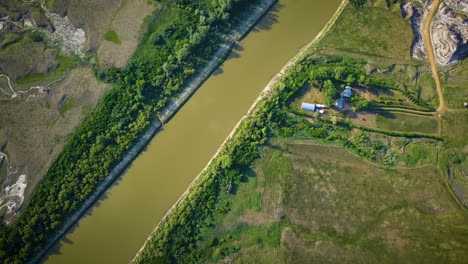 Hermoso-Río-En-Las-Tierras-Baldías-Canadienses