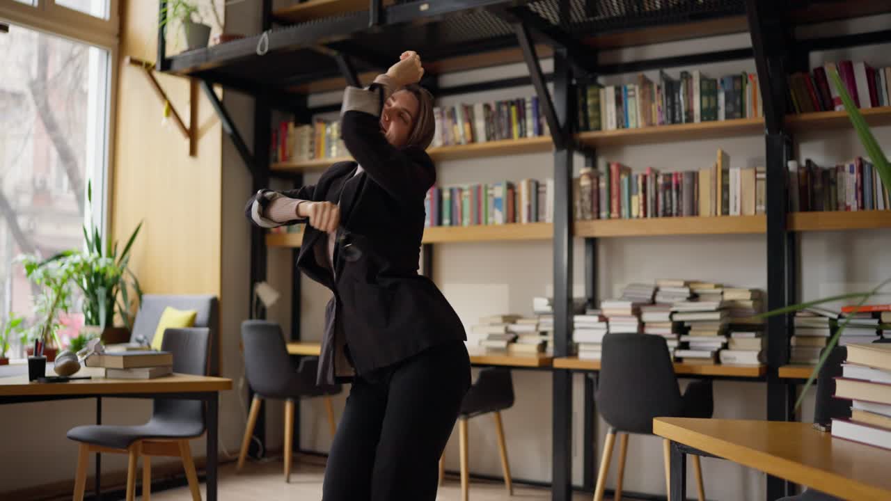 Donna che danza in un caffè/biblioteca