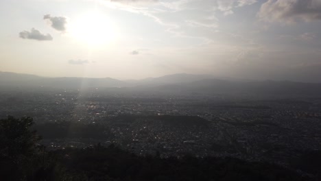 Vista-Panorámica-Aérea-De-La-Ciudad-De-Kyoto-En-Verano,-Japón,-Arquitectura-Y-Horizonte,-Desde-La-Montaña-Daimonji-Al-Atardecer