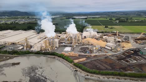 molino de sierra y fabricación de procesamiento de madera, escena industrial aérea de nelson, nueva zelanda